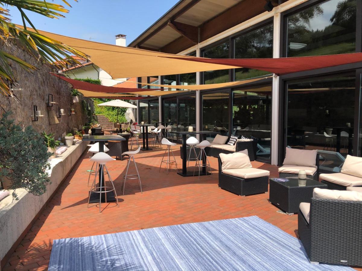 Un patio con sillas y mesas en un edificio. en La Piconera Hotel & Spa, en Ribadesella