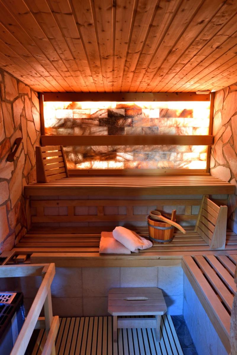 Kurhotel Grüttner mit eigenem Sole Thermal Schwimmbad 32 Grad und Saunalandschaft - Housity