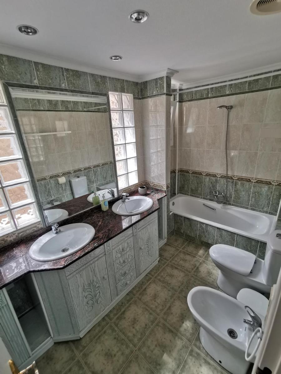 Spacious villa with private pool and beach views - Housity