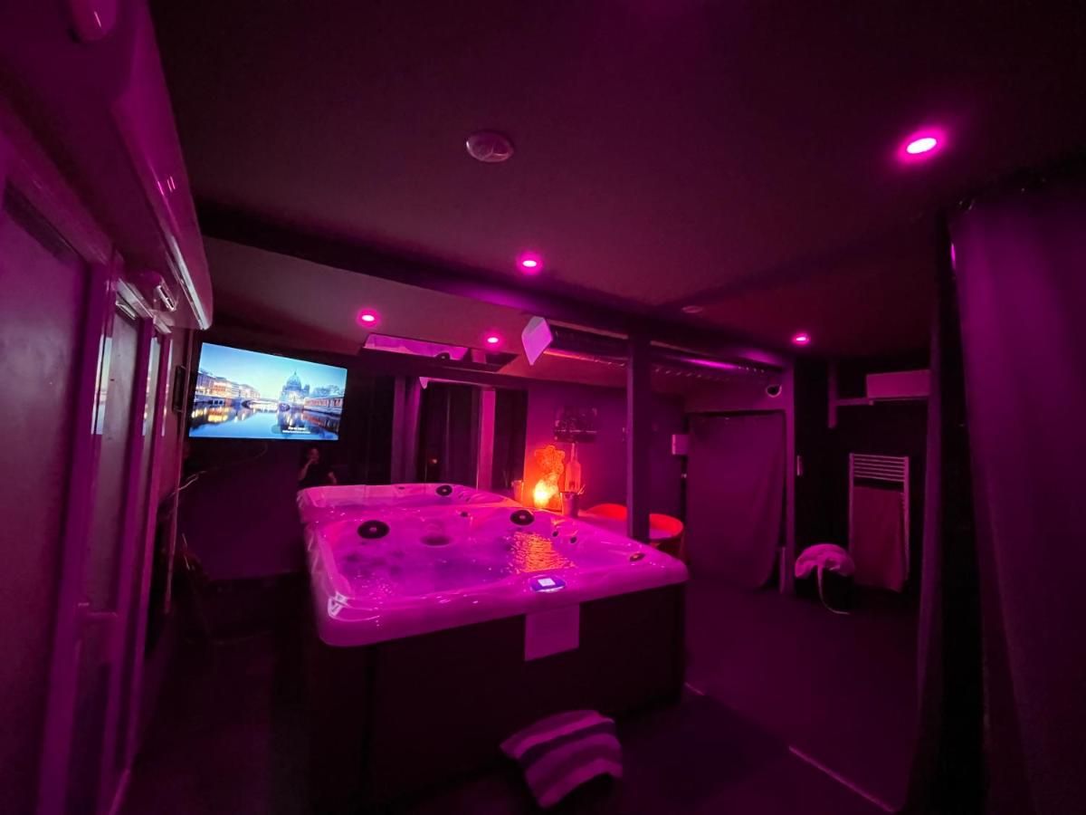 Suitetrails - Love room rooftop jacuzzi