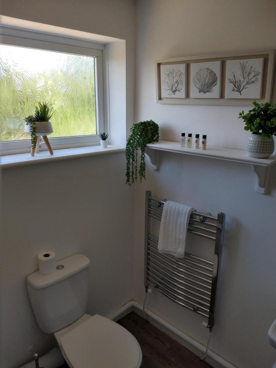 Stamford Redcot Gardens Stylish 2 bed Family town house with parking - Housity