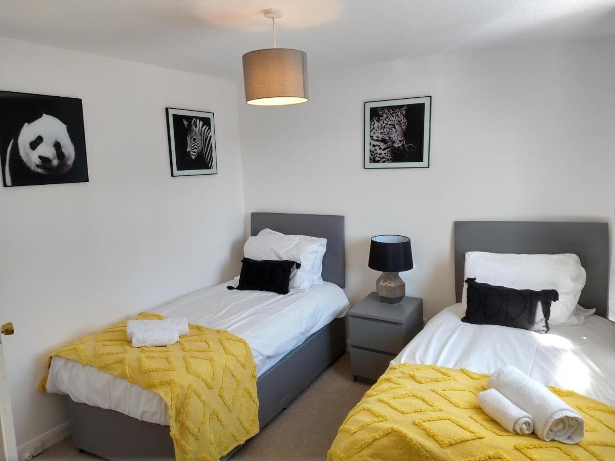 Stamford Redcot Gardens Stylish 2 bed Family town house with parking - Housity