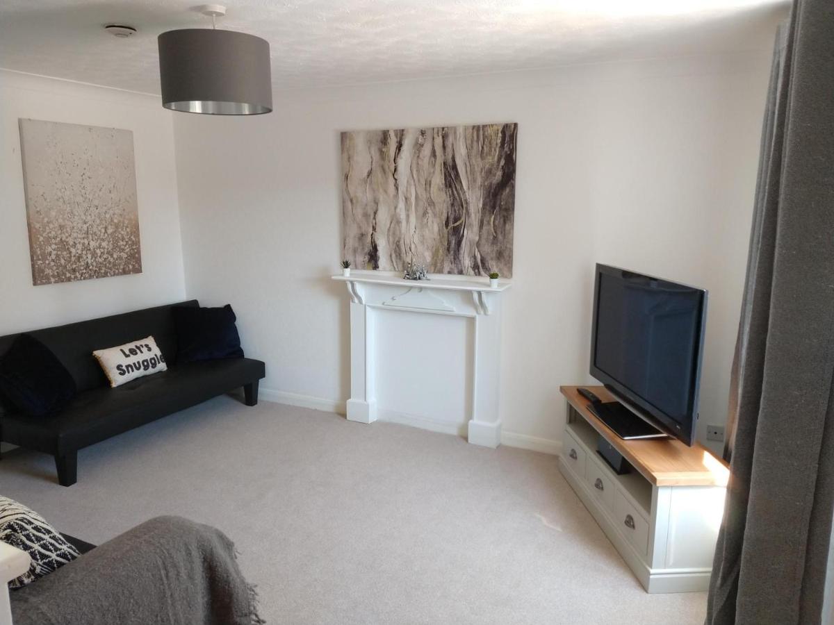 Suitetrails - Redcot Gardens Stylish 2 bed Family town house with parking in Stamford