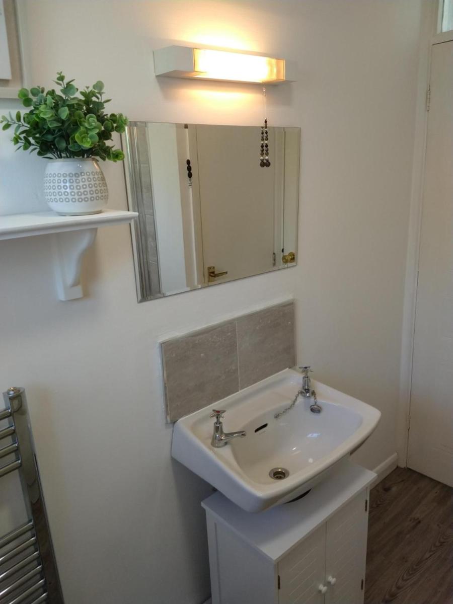 Stamford Redcot Gardens Stylish 2 bed Family town house with parking - Housity