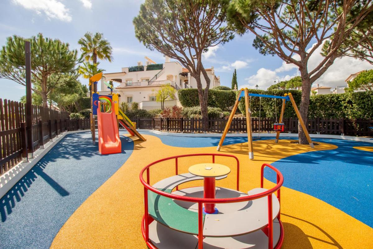 um parque infantil num resort com escorrega em Dunas Douradas Beach Club no Vale do Lobo