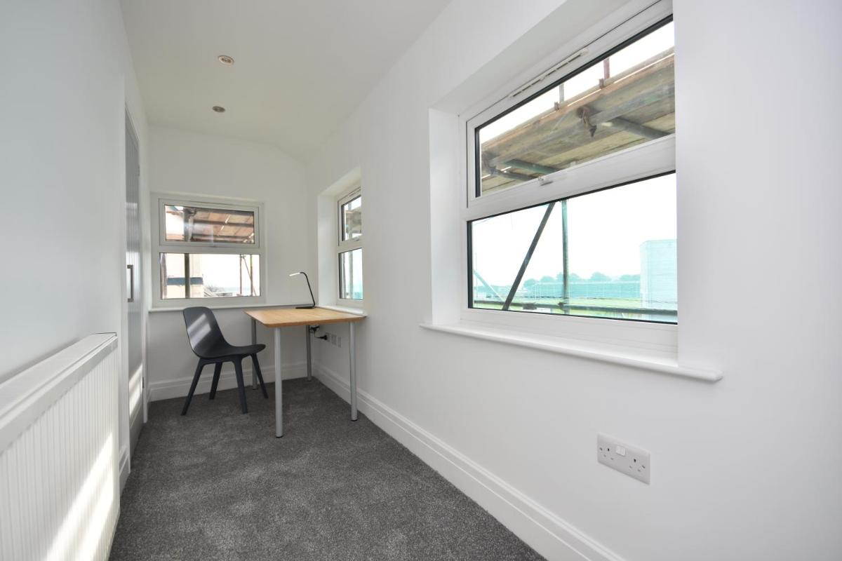 King Edward road with sea view - Housity