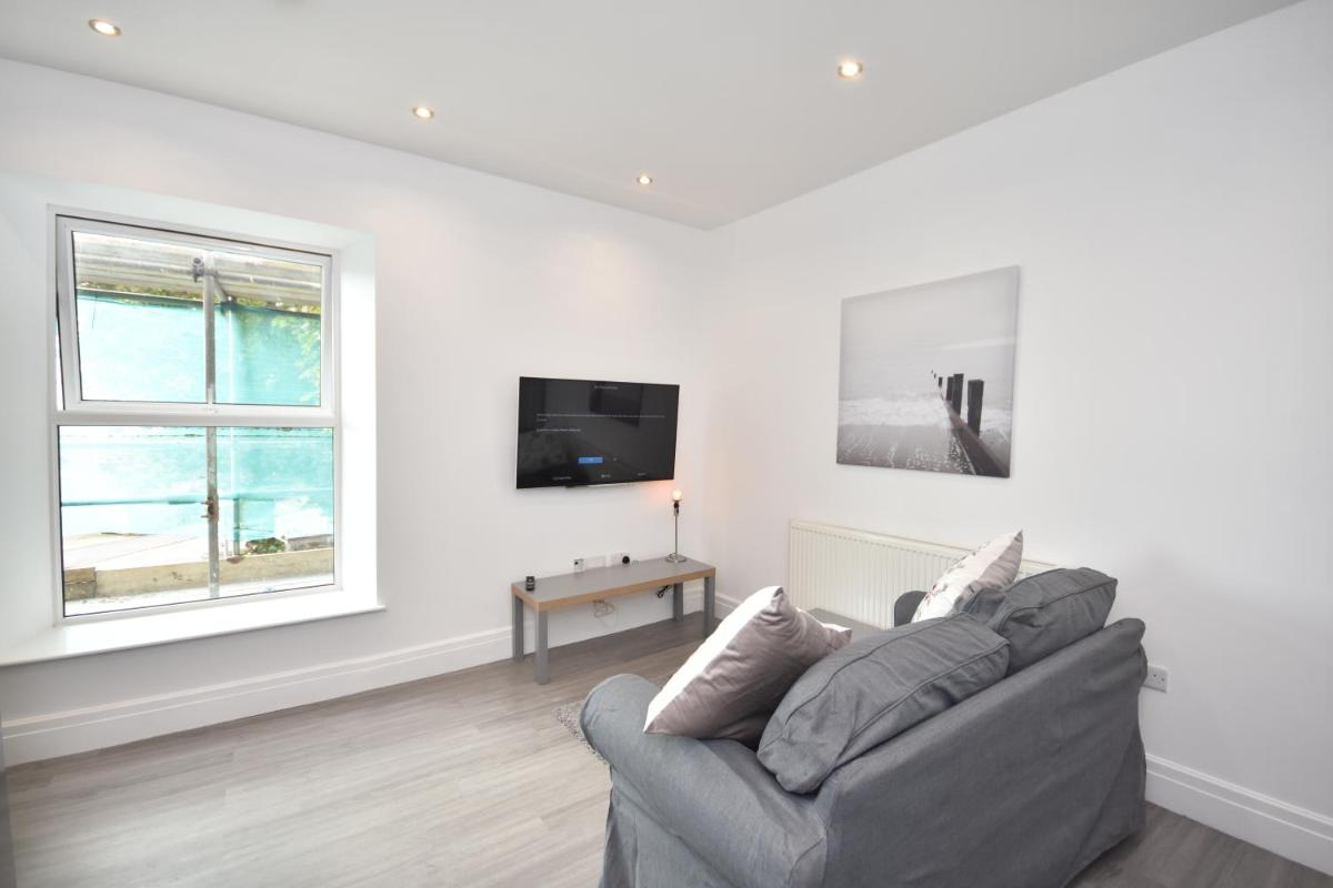 King Edward road with sea view - Housity