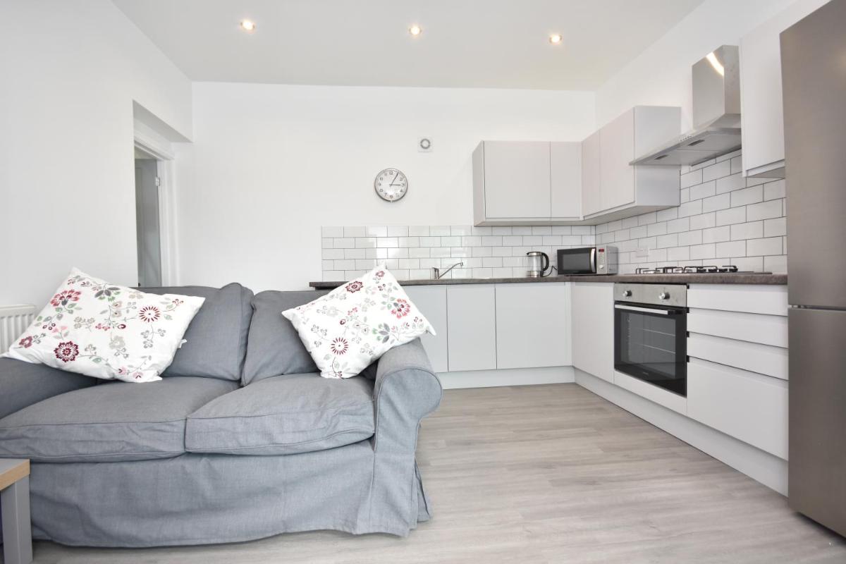 King Edward road with sea view - Housity