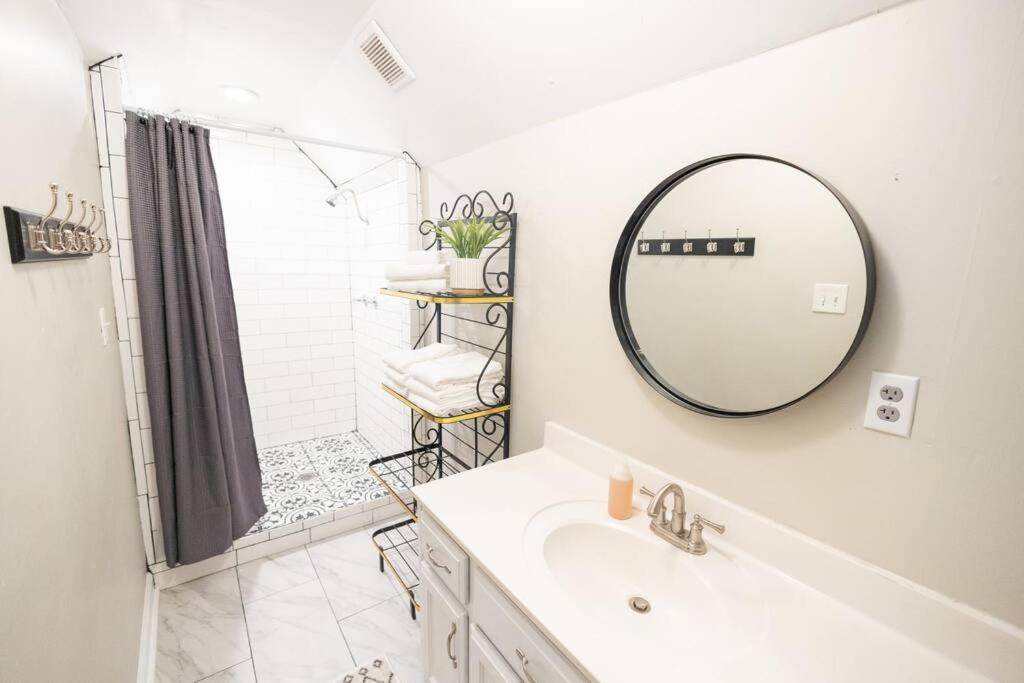 The Linden House - Contemporary & Spacious Home in Heart of Midtown Memphis! - Housity