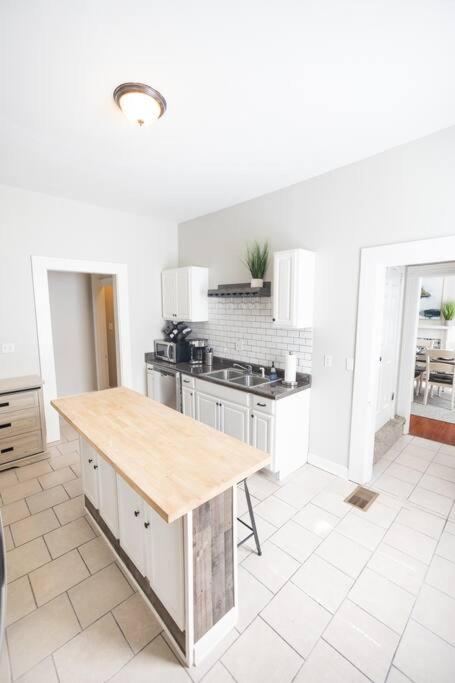 The Linden House - Contemporary & Spacious Home in Heart of Midtown Memphis! - Housity