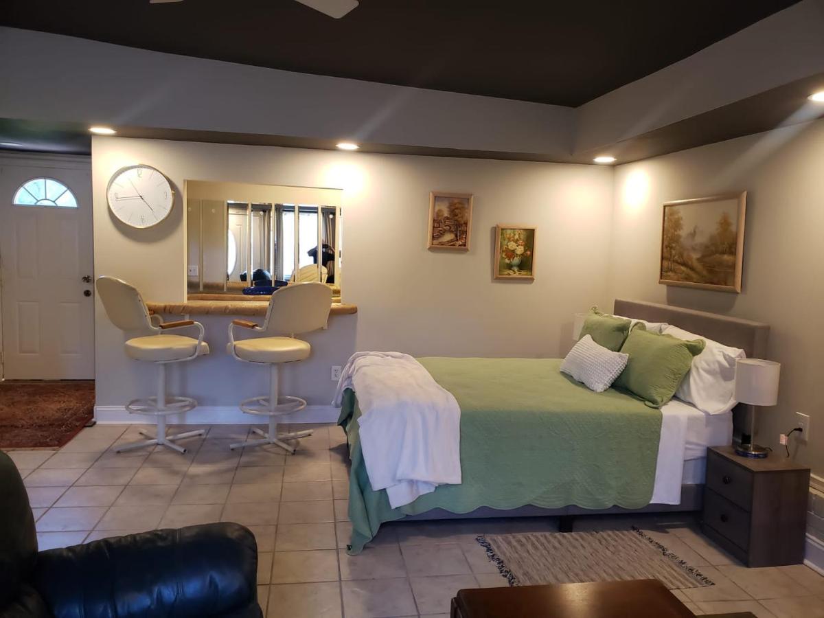 Bright & Spacious Studio Close to CLT Airport - Housity