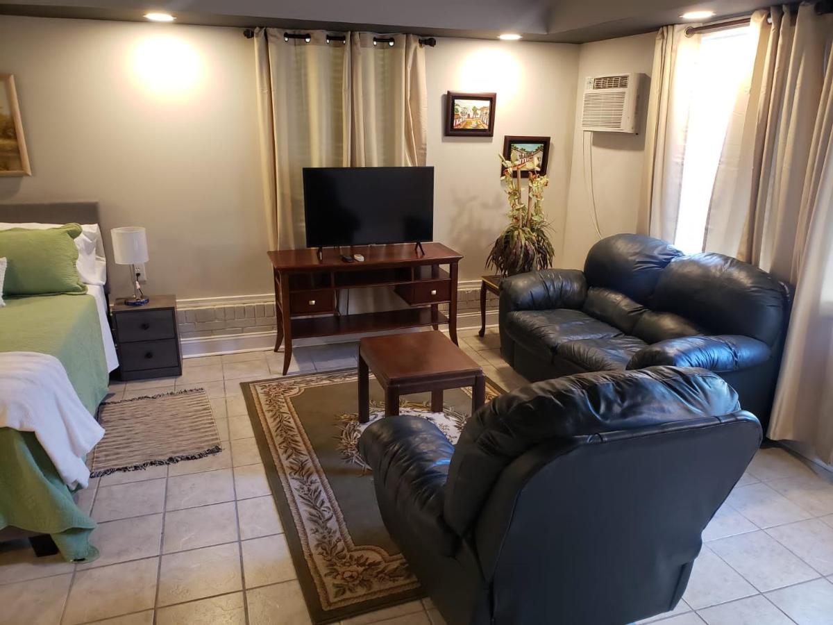 Bright & Spacious Studio Close to CLT Airport - Housity