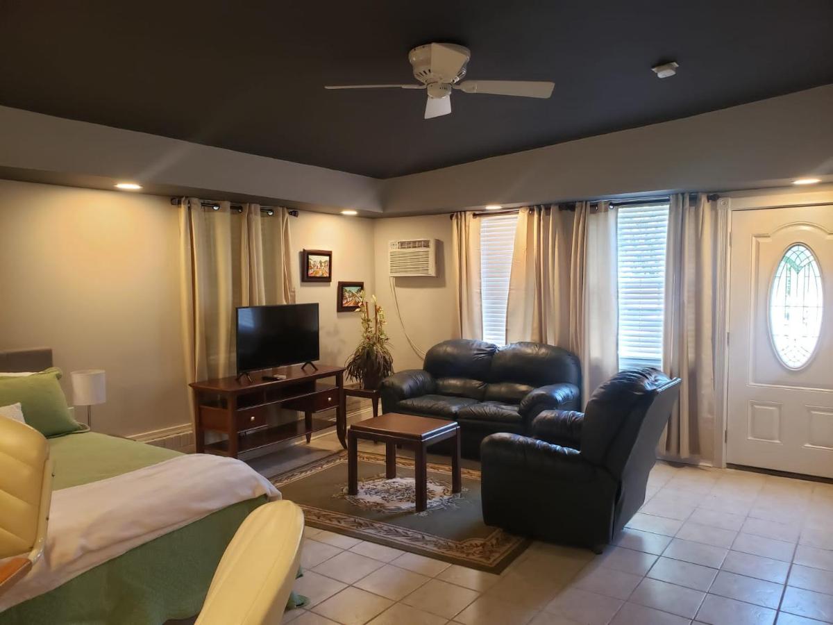 Bright & Spacious Studio Close to CLT Airport - Housity