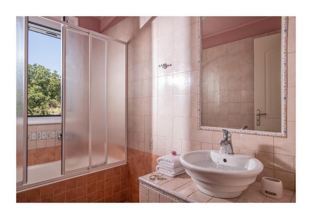Family Villa Gerani Daphni with Children's Pool and Bqq Area! - Housity