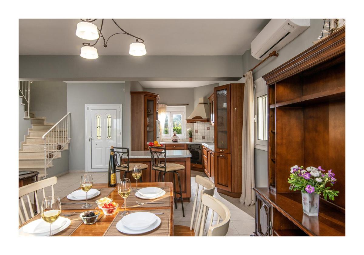 Family Villa Gerani Daphni with Children's Pool and Bqq Area! - Housity