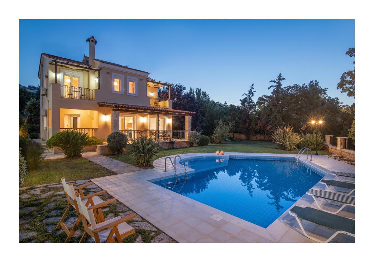 Family Villa Gerani Daphni with Children's Pool and Bqq Area! - Housity