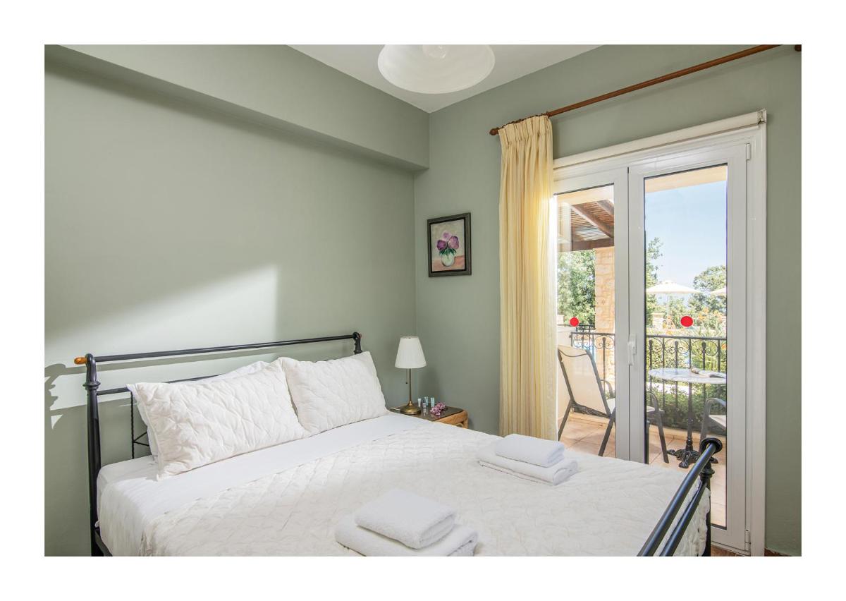 Family Villa Gerani Daphni with Children's Pool and Bqq Area! - Housity