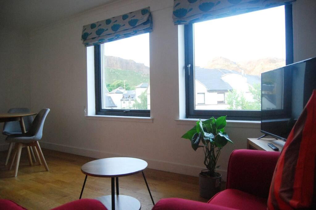Central two bed flat close to Arthur's seat and University - Housity