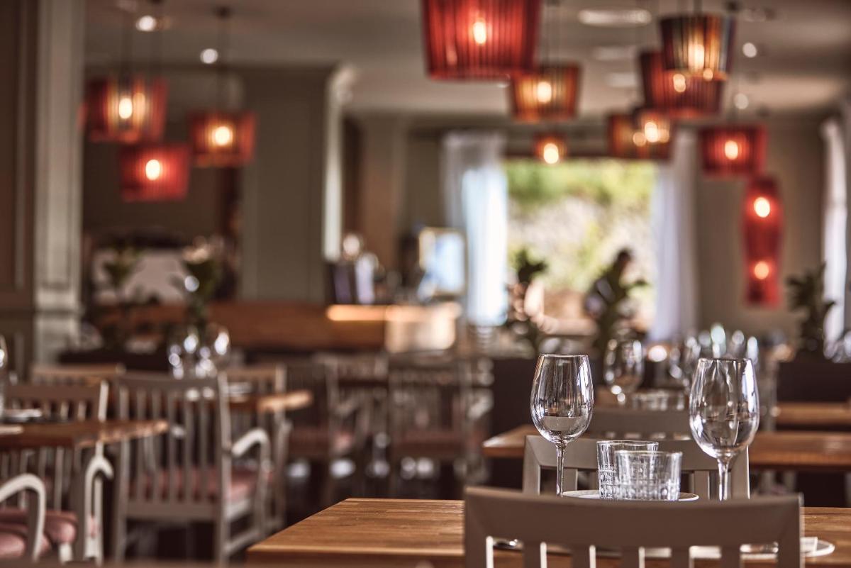 Un restaurante o sitio para comer en Maristel Hotel & Spa - Adults Only