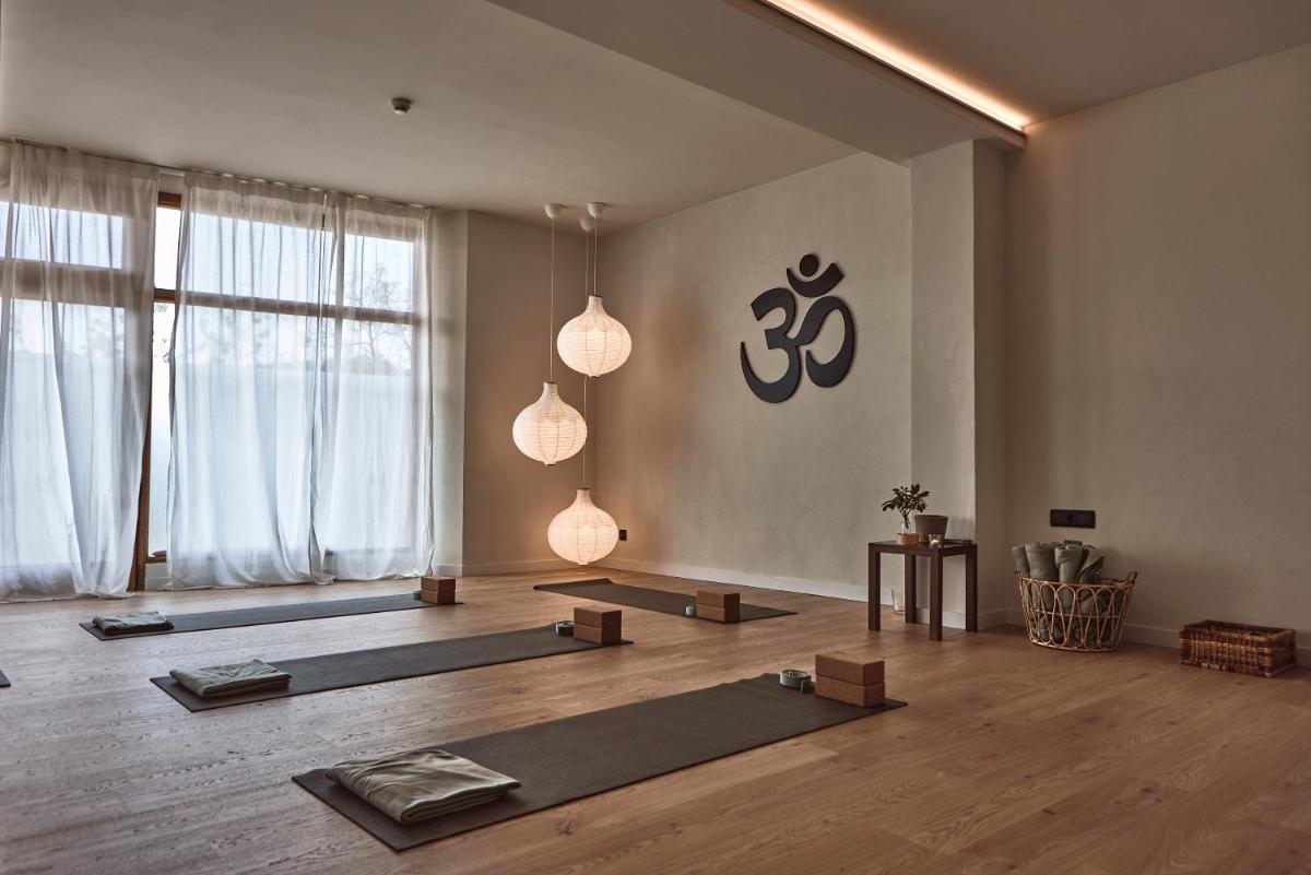 Habitación con varias esterillas de yoga en el suelo en Maristel Hotel & Spa - Adults Only, en Estellencs