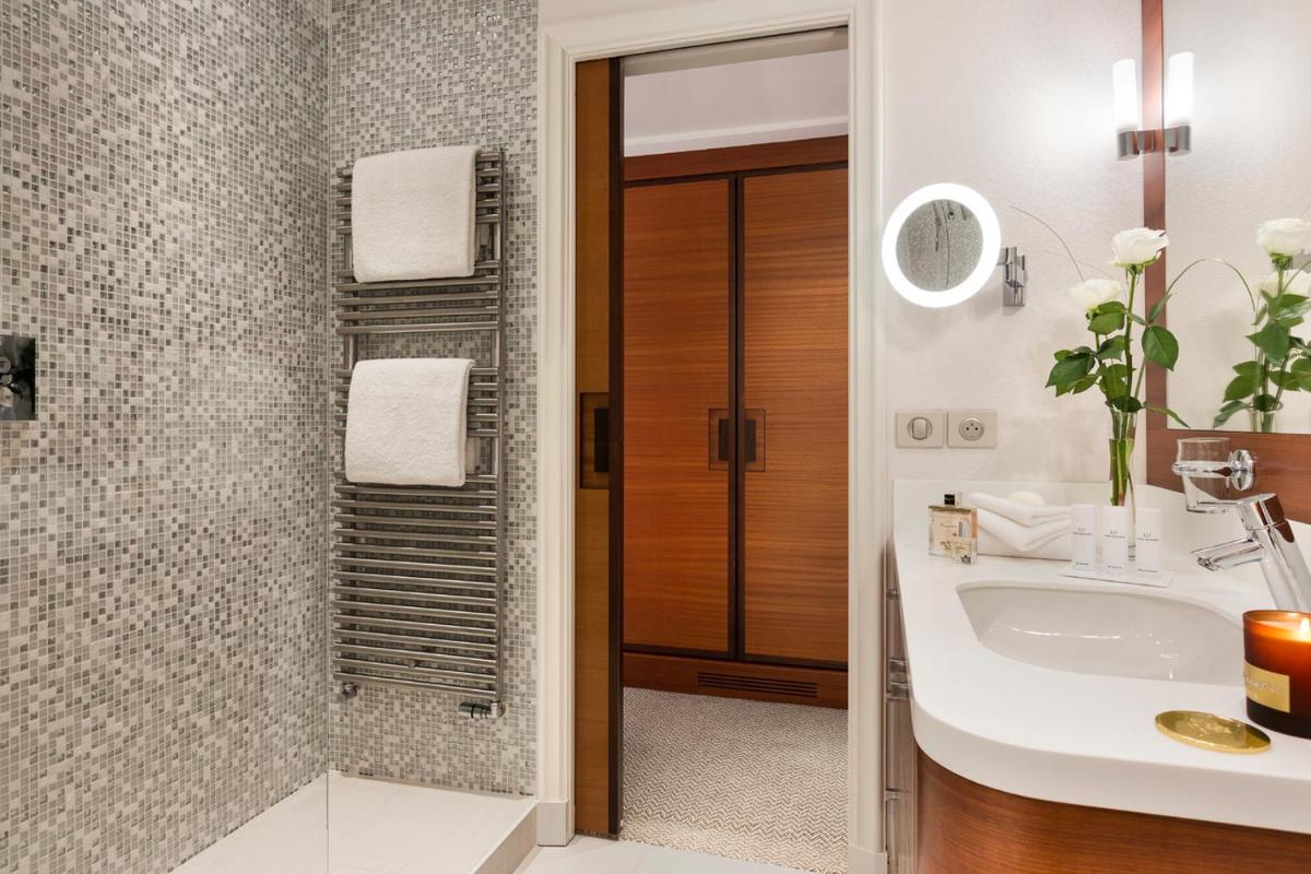Salle de bains dans l'établissement Hôtel Barrière Le Normandy