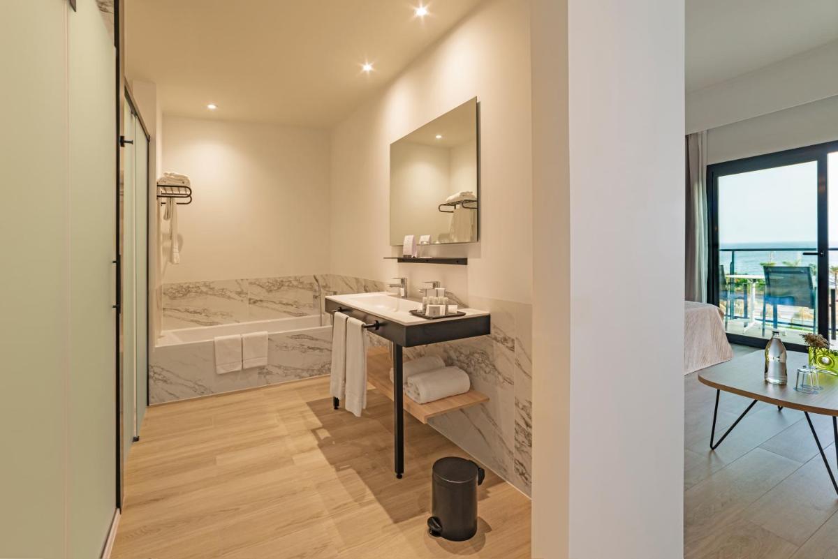 Un baño de Cabogata Beach Hotel