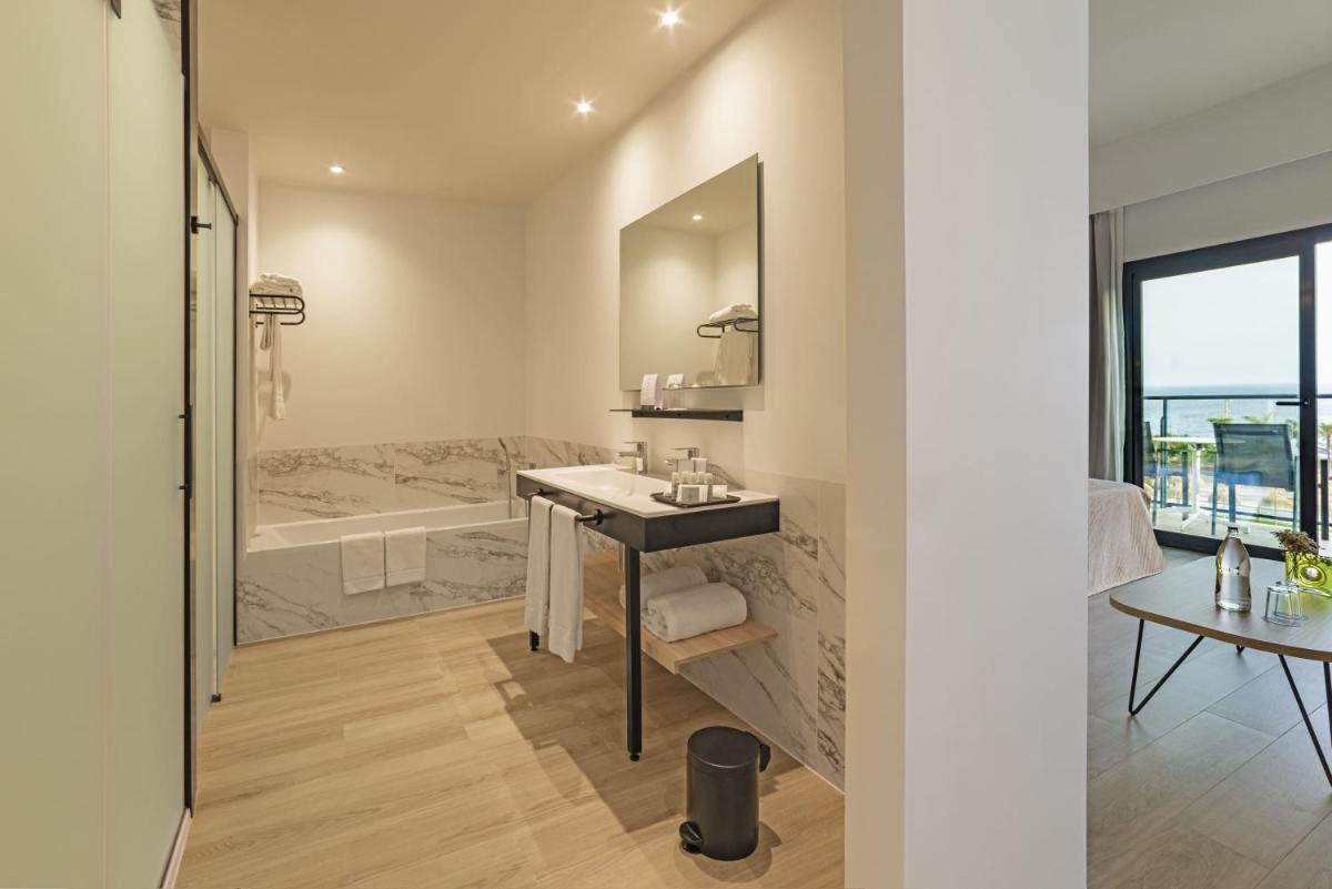 Un baño de Cabogata Beach Hotel