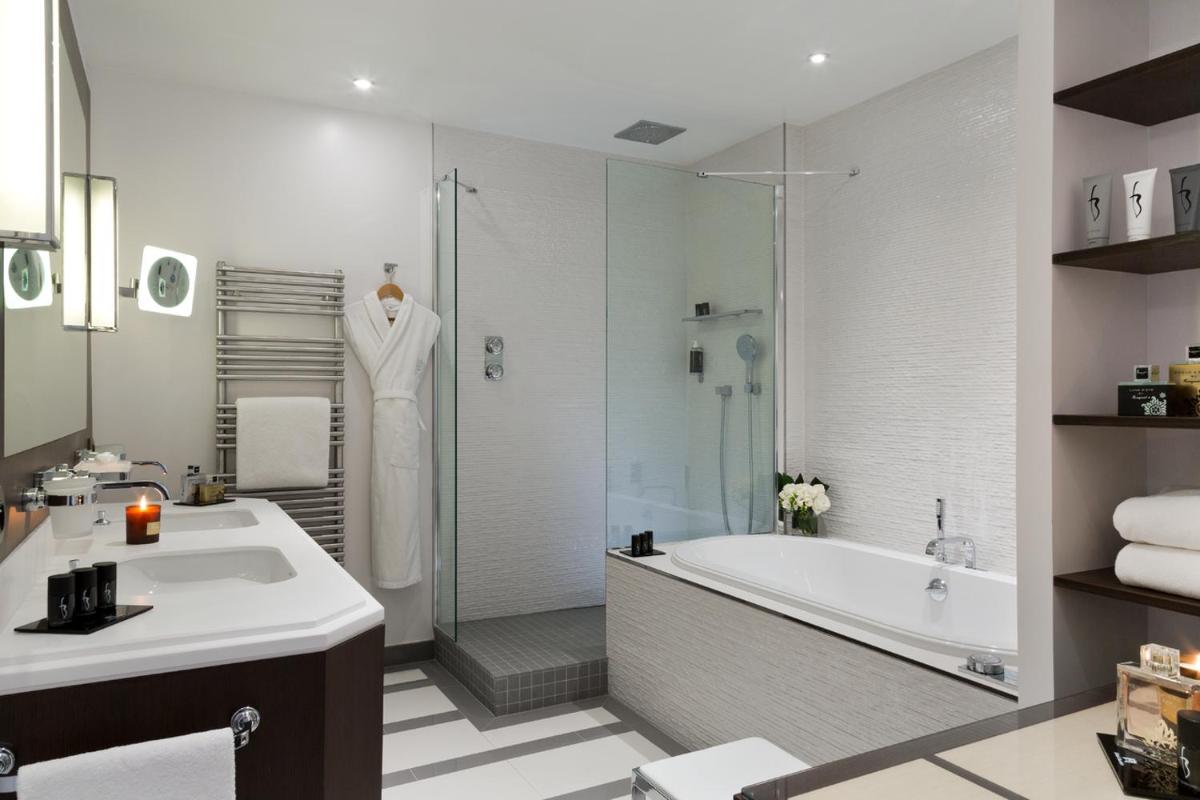 une salle de bain avec une baignoire, un lavabo et une douche dans l'établissement Hôtel Barrière Le Royal Deauville, à Deauville une salle de bain avec une baignoire, un lavabo et une douche dans l'établissement Hôtel Barrière Le Royal Deauville, à Deauville