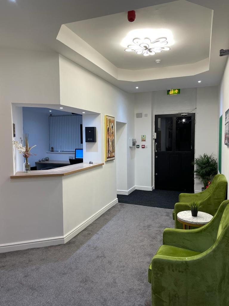 Dusties Hotel - Housity