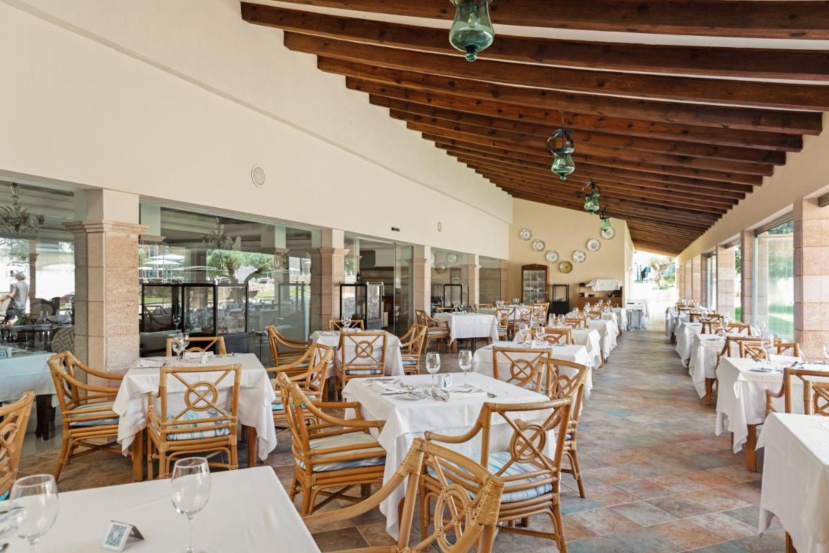Un restaurante o sitio para comer en CM Mallorca Palace - Only Adults