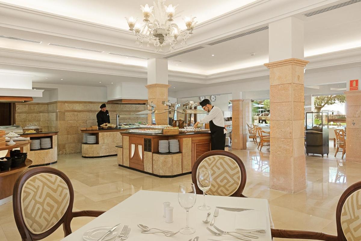 Un restaurante o sitio para comer en CM Mallorca Palace - Only Adults