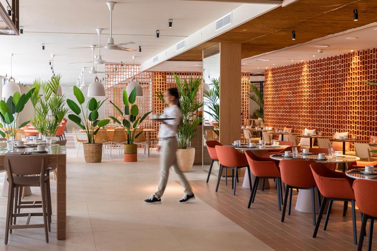 Un restaurante o sitio para comer en Atzavara Hotel & Spa