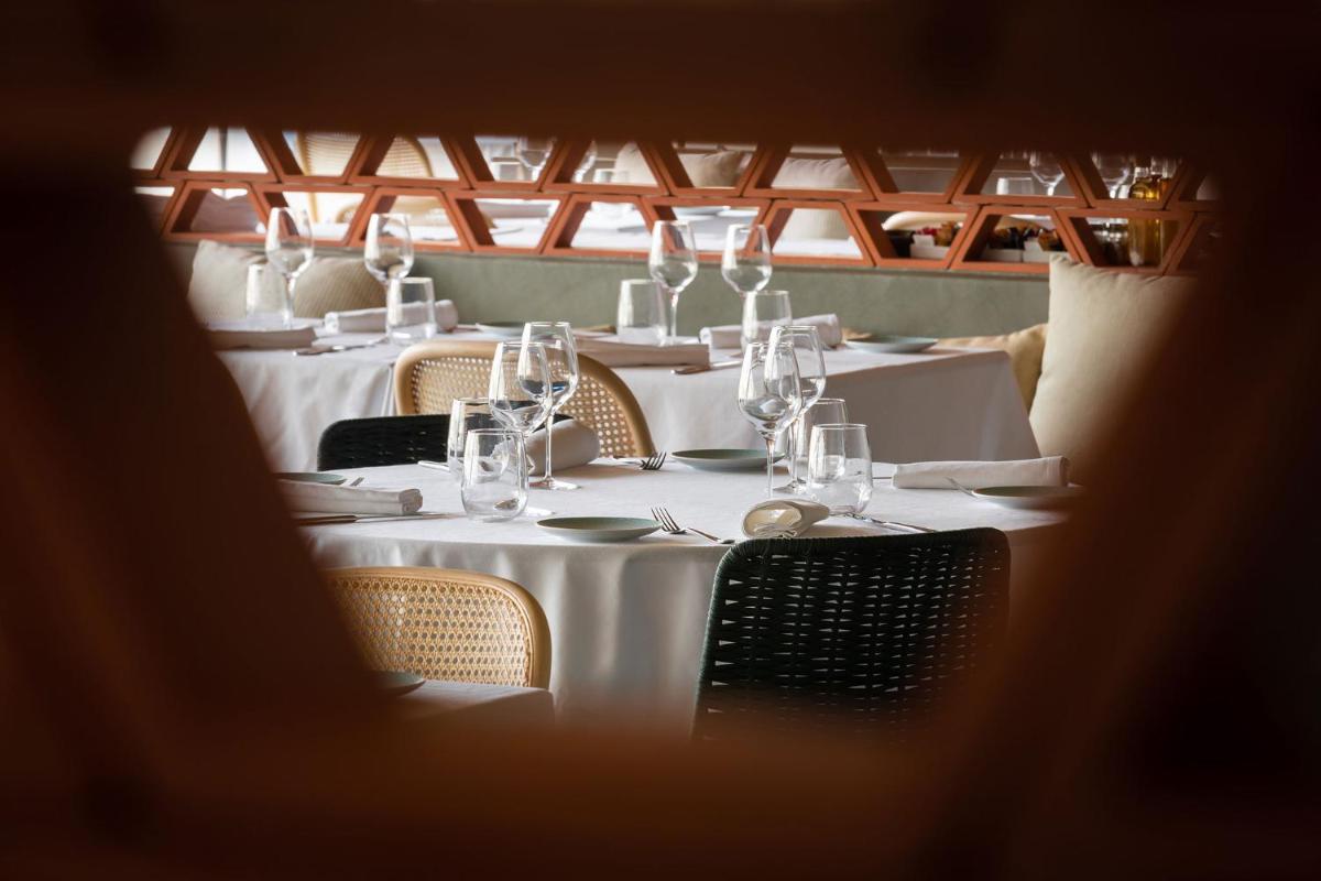 Un restaurante o sitio para comer en Atzavara Hotel & Spa
