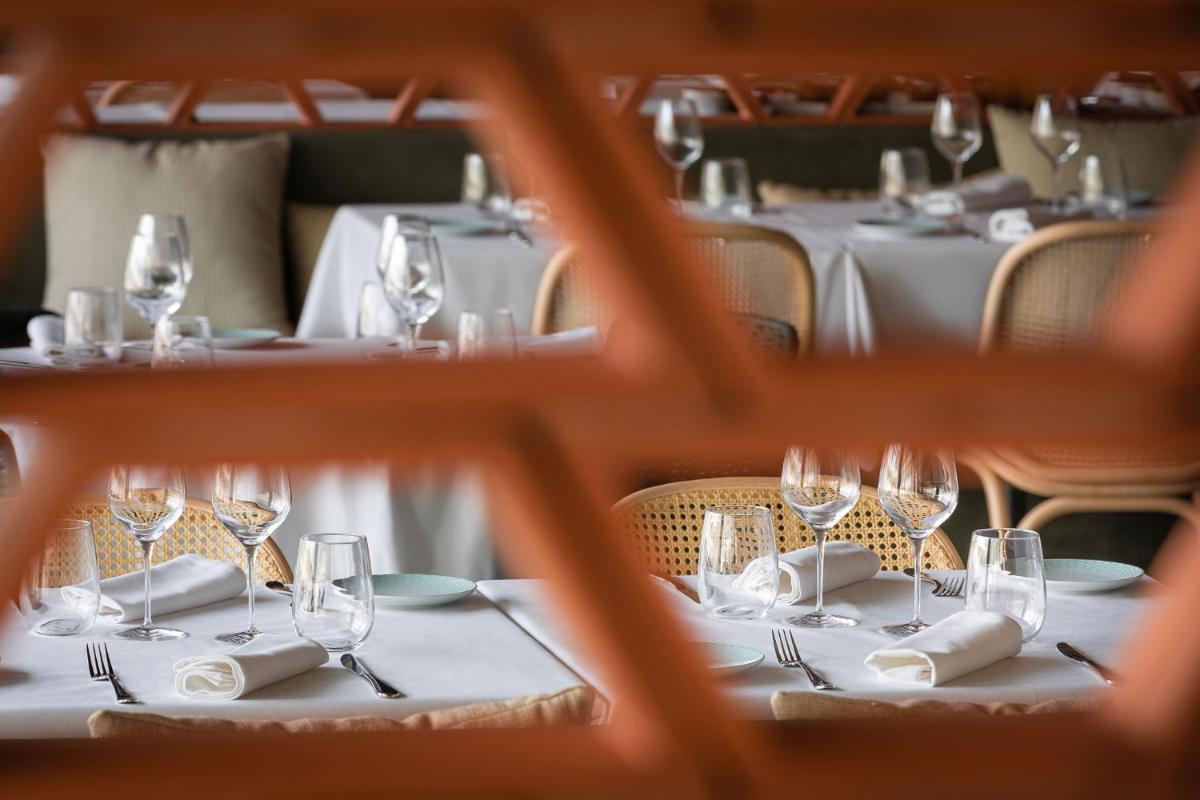 Un restaurante o sitio para comer en Atzavara Hotel & Spa