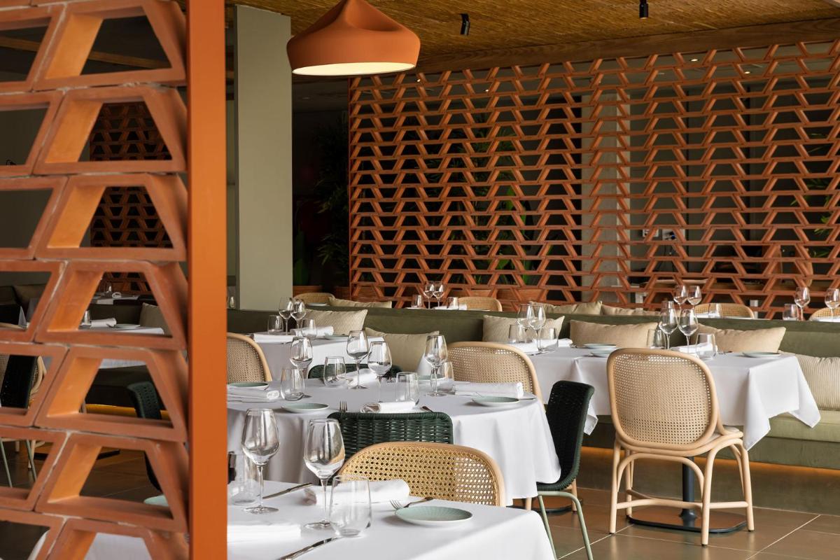 Un restaurante o sitio para comer en Atzavara Hotel & Spa