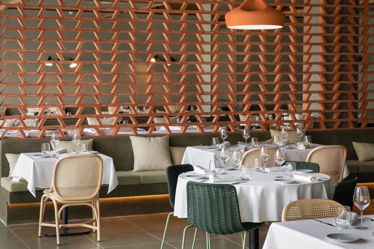 Un restaurante o sitio para comer en Atzavara Hotel & Spa