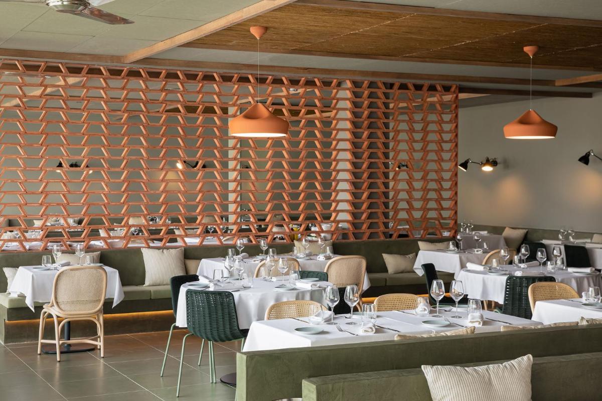 Un restaurante o sitio para comer en Atzavara Hotel & Spa