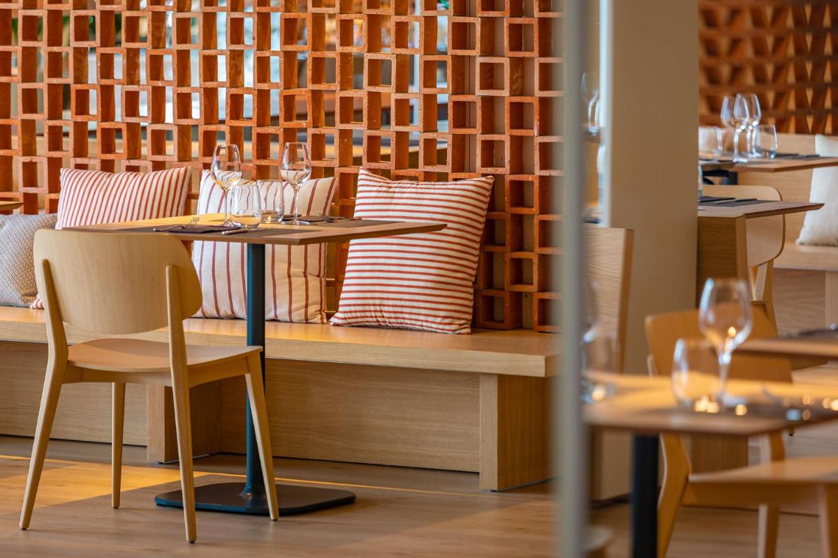Un restaurante o sitio para comer en Atzavara Hotel & Spa