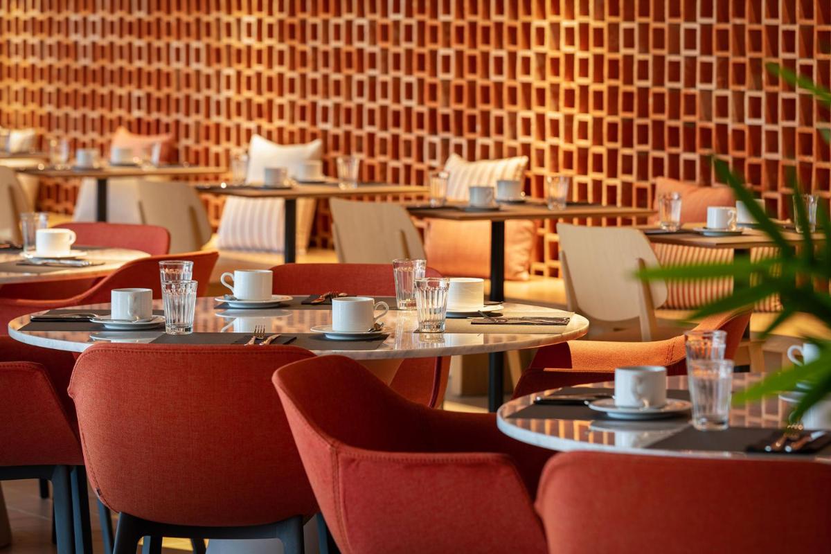Un restaurante o sitio para comer en Atzavara Hotel & Spa