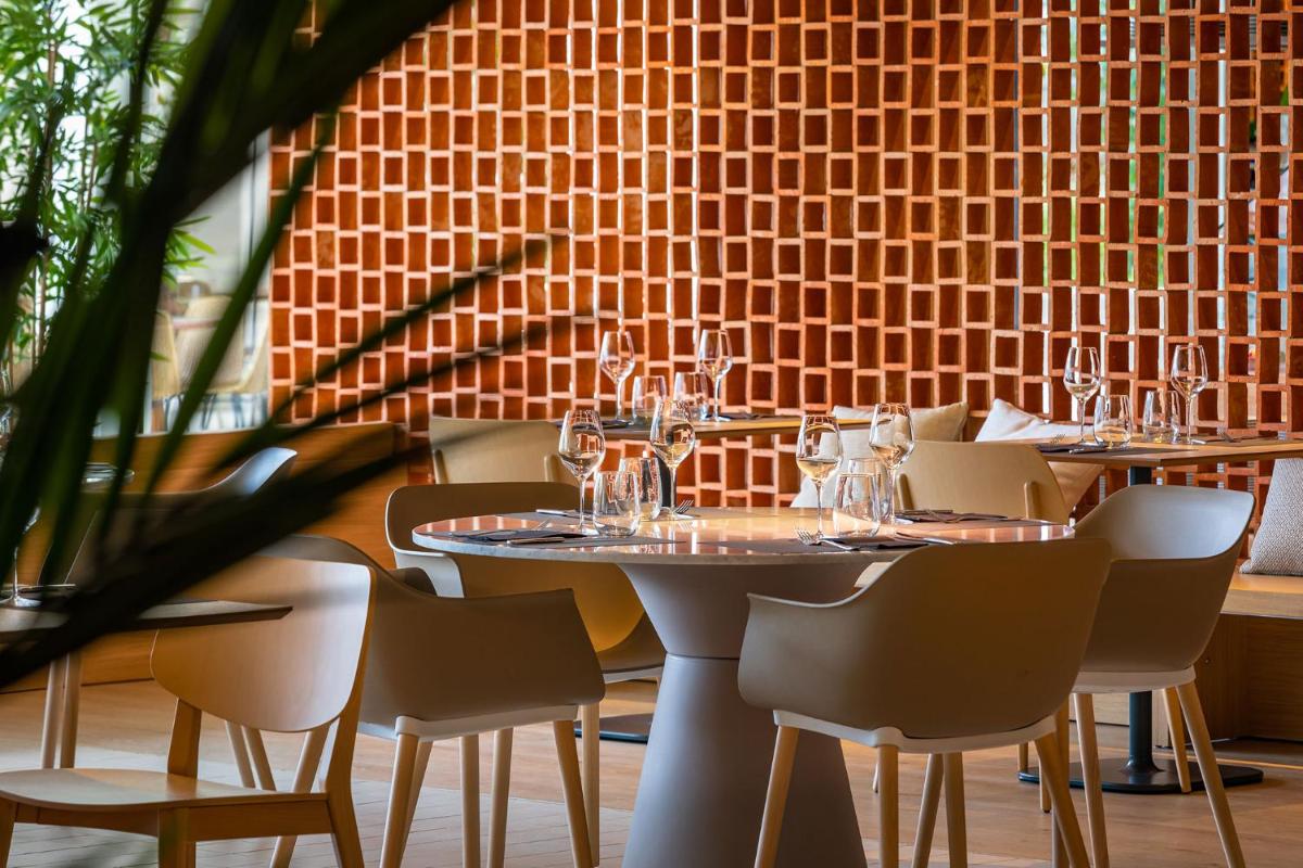 Un restaurante o sitio para comer en Atzavara Hotel & Spa