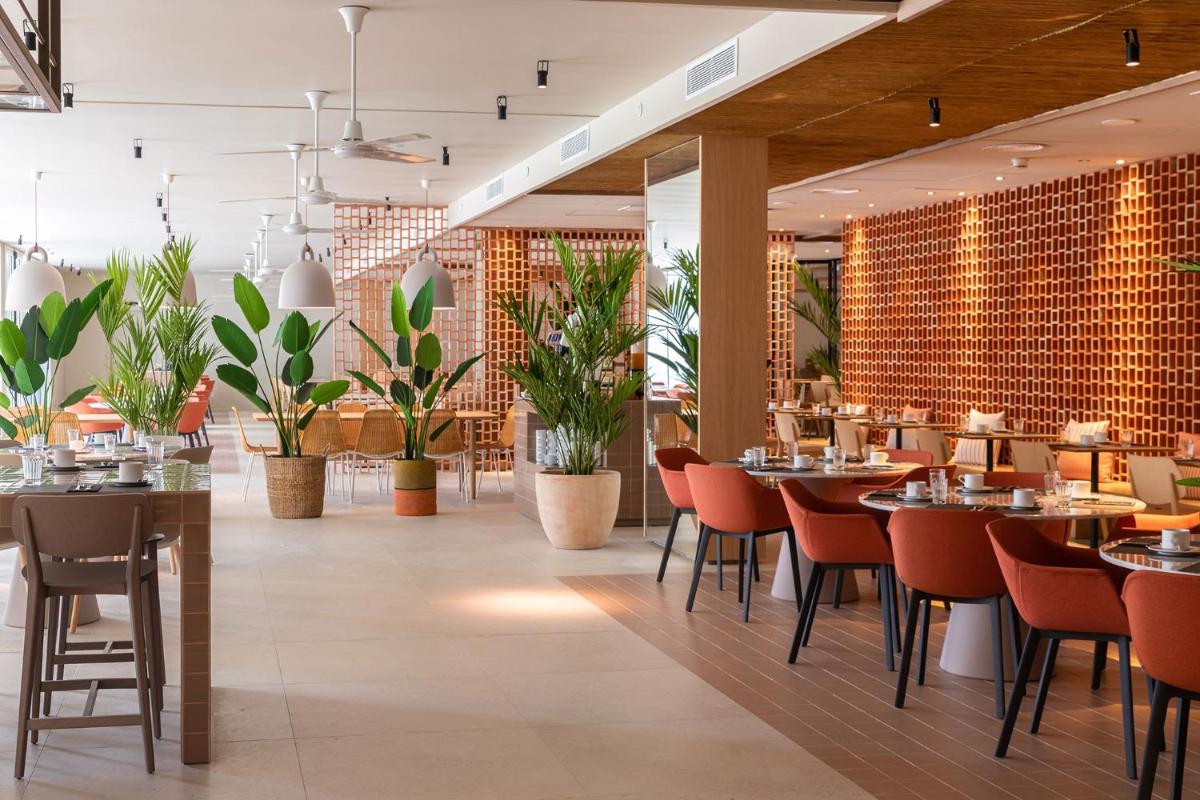 Un restaurante o sitio para comer en Atzavara Hotel & Spa