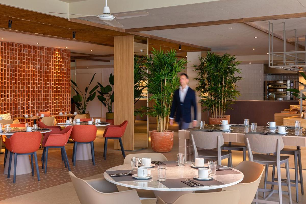 Un restaurante o sitio para comer en Atzavara Hotel & Spa