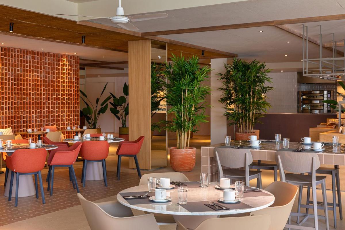 Un restaurante o sitio para comer en Atzavara Hotel & Spa