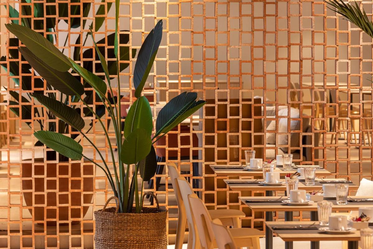 Un restaurante o sitio para comer en Atzavara Hotel & Spa