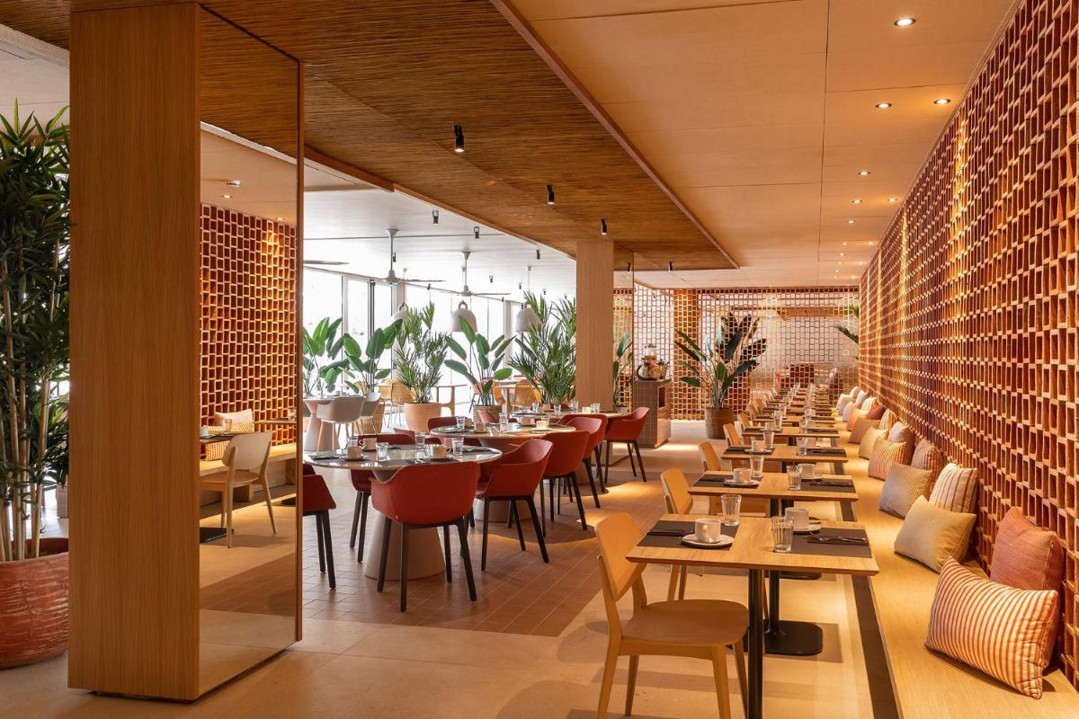 Un restaurante o sitio para comer en Atzavara Hotel & Spa