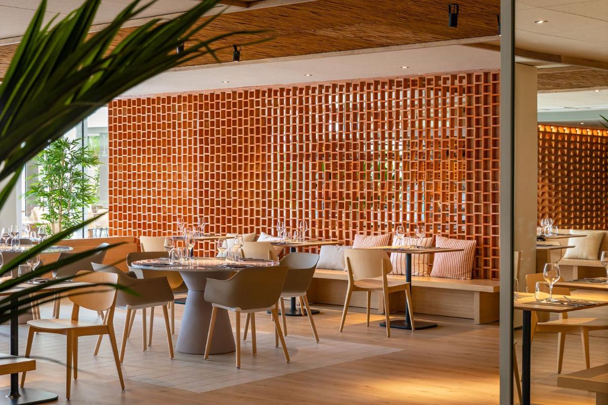 Un restaurante o sitio para comer en Atzavara Hotel & Spa