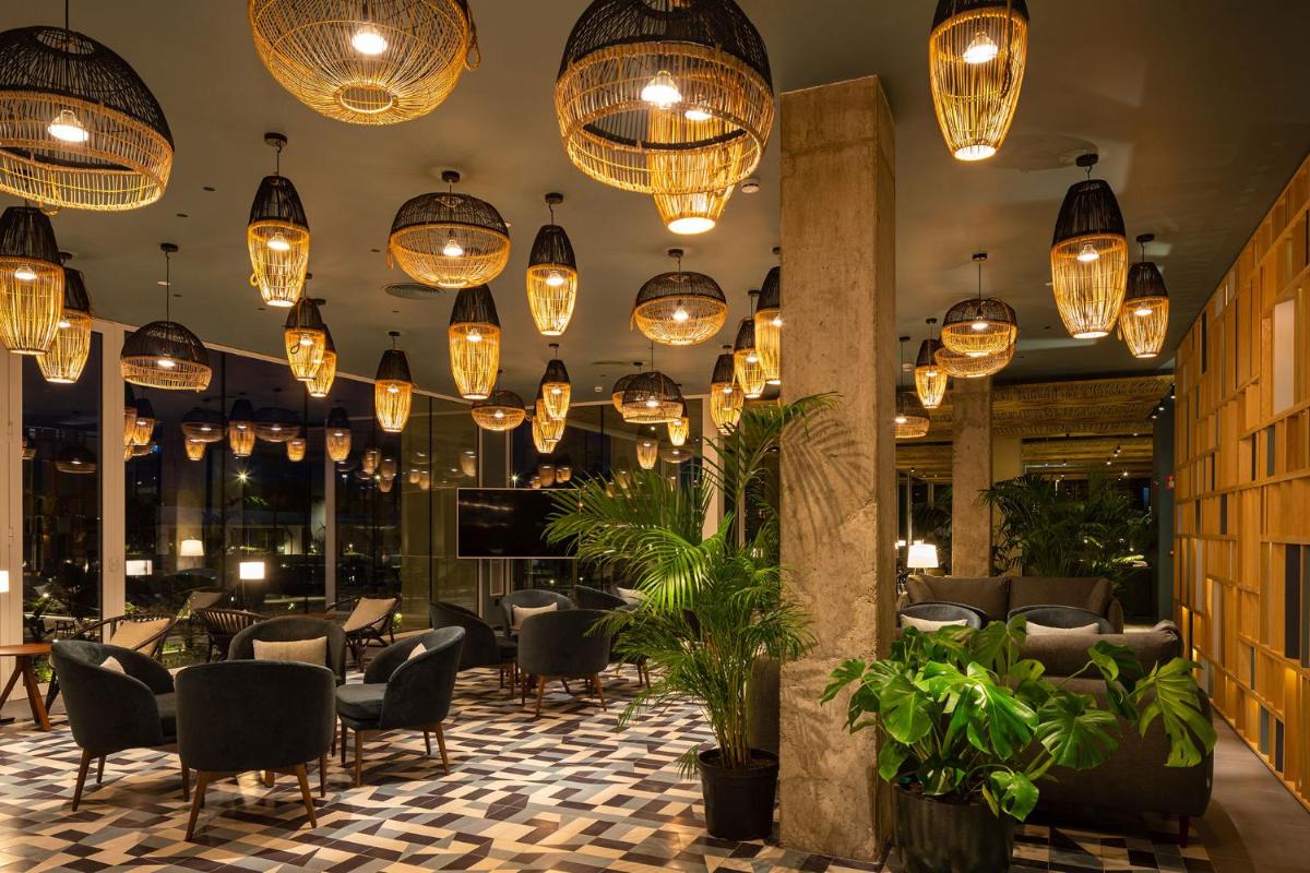 Un restaurante o sitio para comer en Atzavara Hotel & Spa