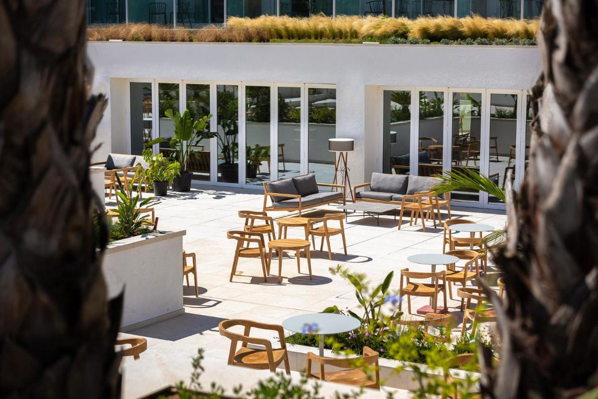 Un restaurante o sitio para comer en Atzavara Hotel & Spa