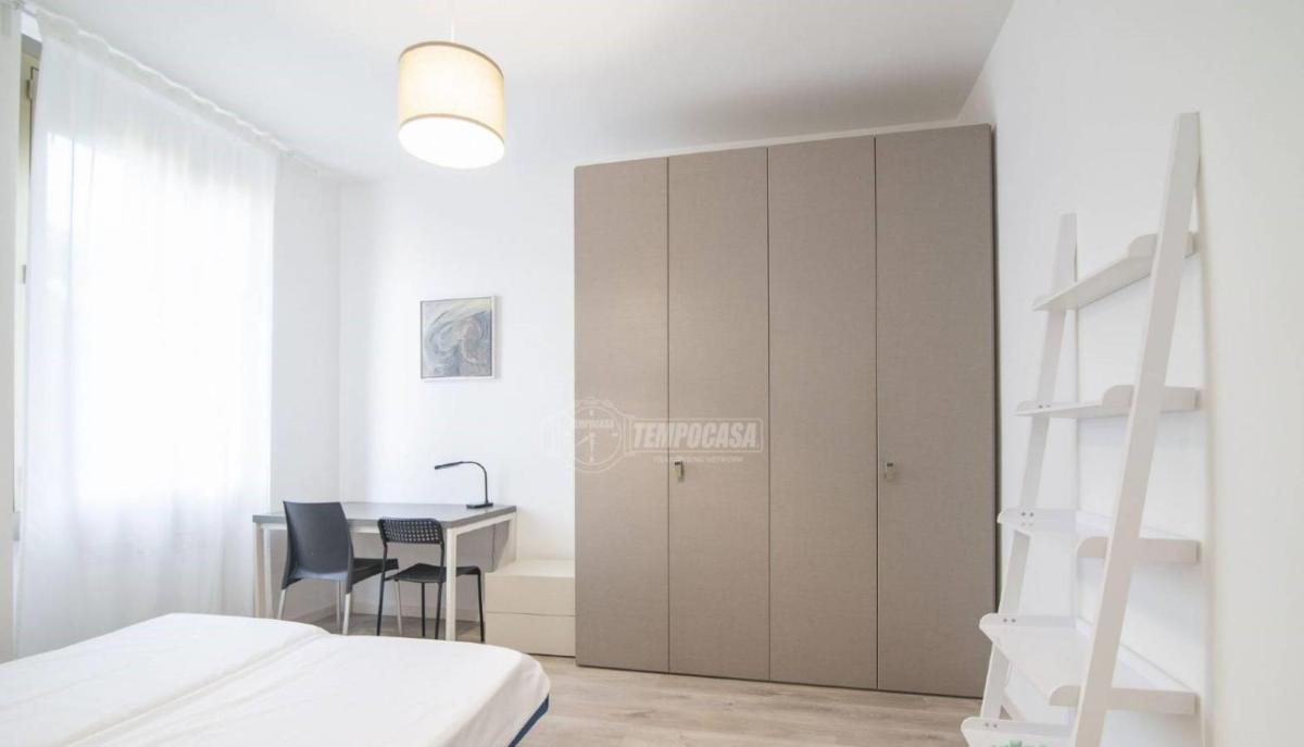 2BEDROOMS 4BEDS Minimum 3 days -TheTechFlat- Red Metro Sesto Marelli San Babila Duomo Fiera - For professionals and remote workers 32inch Monitor and Desks - No City tax requird -dishwasher - Housity
