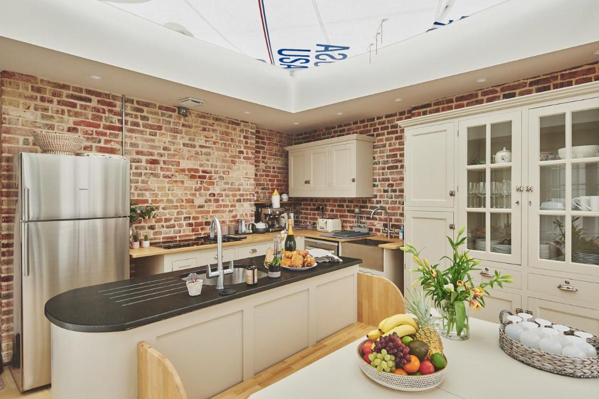 Coastal Manor Retreat - Housity